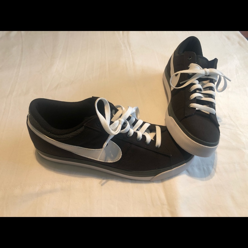 Mens size 9.5 Nike match supreme size